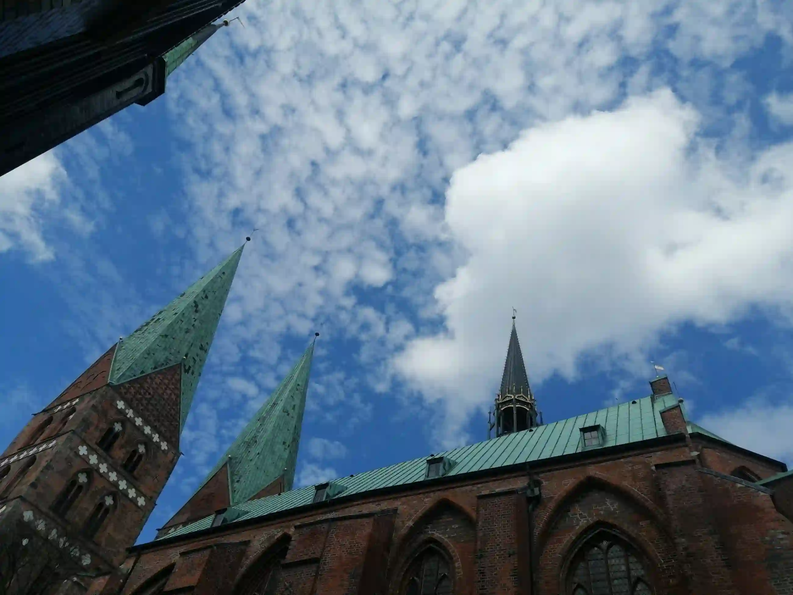 Marienkirche von außen in Sommerwolken